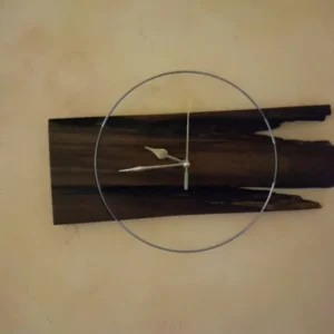 Horloge noyer Ethibois en bois de récupération, aiguilles fines sur planche sombre